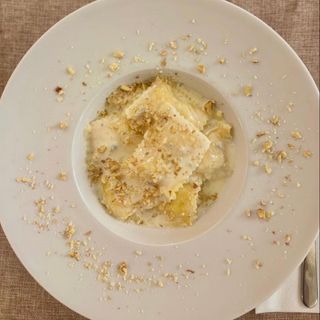 Ravioli di pera, crema di formaggio e noci