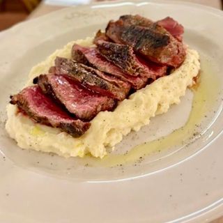 Tagliata di manzo su purè di patate