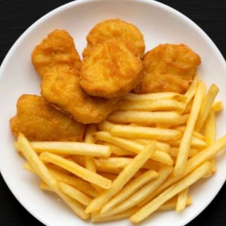 Crocchette di pollo con patate fritte