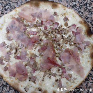 Bianca con mozzarella, funghi e speck