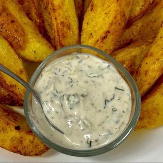 Patate al forno con salsa bianca