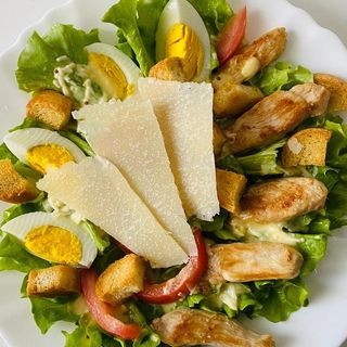 Insalata con pollo caezar