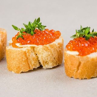 Pane con caviale di salmone