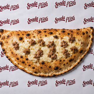 Calzone salsiccia al piatto