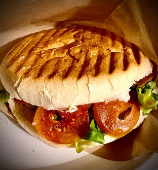 Panino cartoccio e patatine
