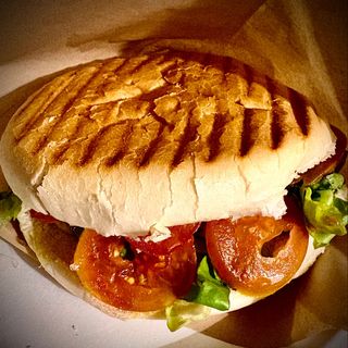 Panino caprese e patatine