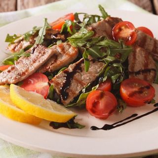 Straccetti di manzo con rucola e pachino