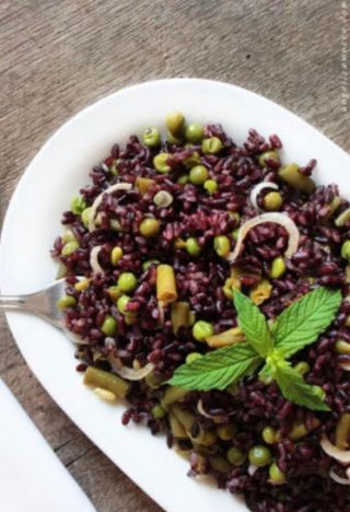 Insalata di fave e piselli con riso nero con riso nero