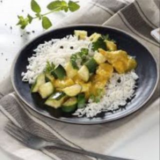 Pollo al curry con riso basmati e zucchine basmati, zucchine