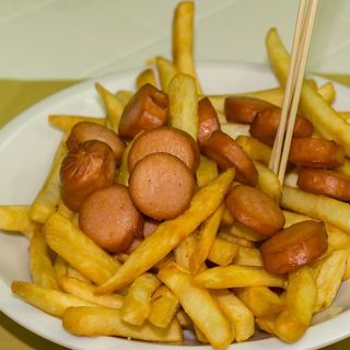 Patatine e wurstel