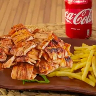 Piatto kebab con patatine fritte e bibita In lattina