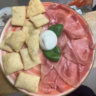 Crudo, burrata e pasta fritta