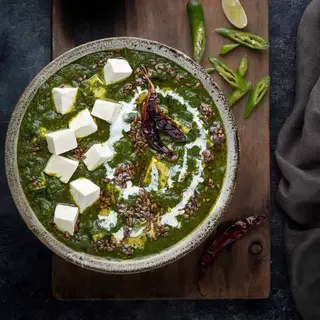 Palak paneer piato