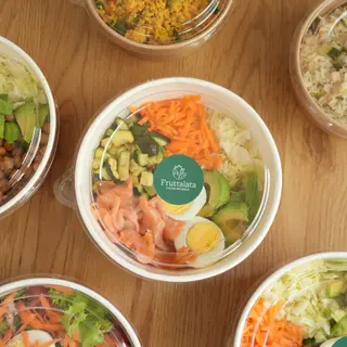Pokè salmone affumicato e uovo