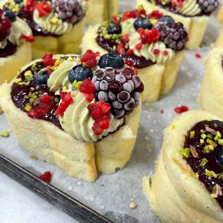 Rotolo al pistacchio e frutti di bosco