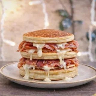 Pancake prosciutto crudo e mozzarella filante