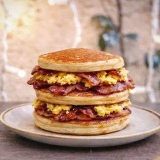 Pancake bacon e uova strapazzate