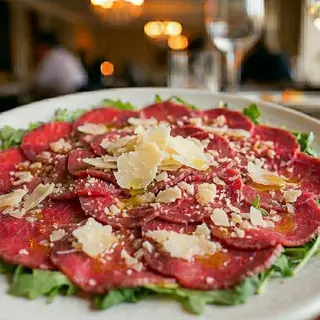 Carpaccio Con Rucola E Scaglie Di Grana