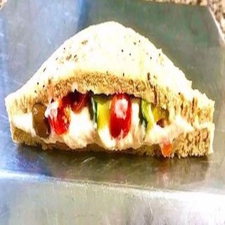 Tramezzino Tonno, pomodorini, olive taggiasche e zucchine