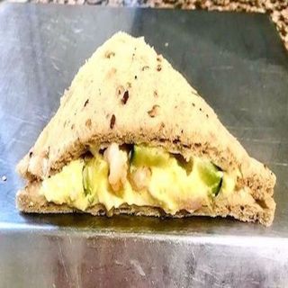 Tramezzino Gamberoni, uova e zucchine