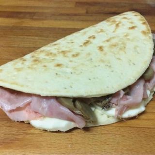 Piadina Prosciutto cotto, funghi e mozzarella