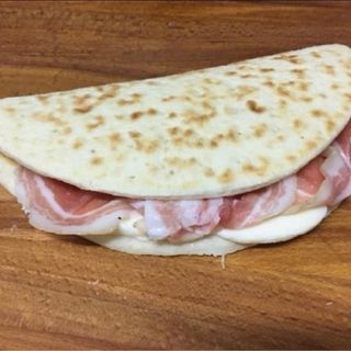 Piadina Pancetta e mozzarella