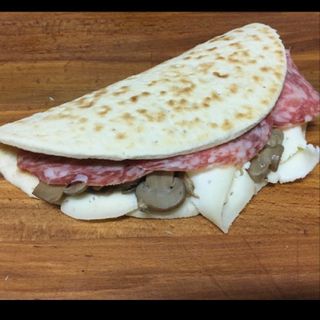 Piadina Asiago, soppressa e funghi
