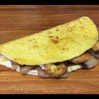 Piadina Gamberoni al curry, radicchio, mozzarella e squacquerone