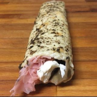 Rotolo Prosciutto cotto, crema di tartufo, squacquerone, funghi