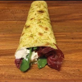 Rotolo Bresaola, Philadelphia, rucola e mozzarella