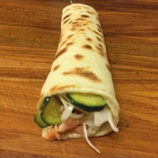 Rotolo Salmone affumicato, squacquerone, zucchine, cappuccio