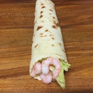 Rotolo Gamberetti, squacquerone, insalata e mozzarella