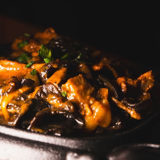 Maiale patate funghi e bamboo