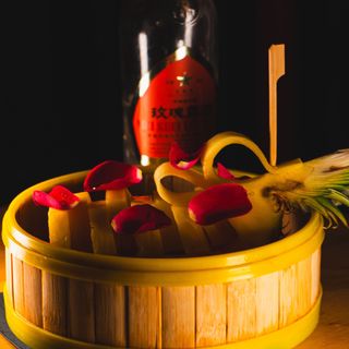 Ananas con grappa alle rose