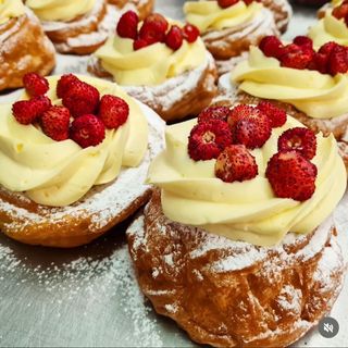 Zeppolina chantilly e lampone