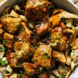 Piatto spezzatino di manzo con pane