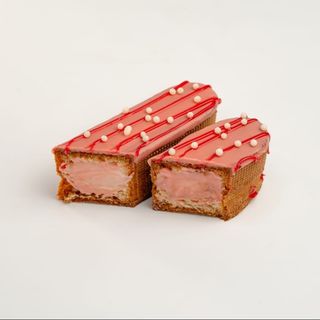 Клубника со сливками эклер