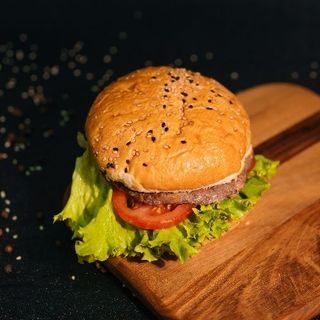 Бургер с куриной котлетой (260г)