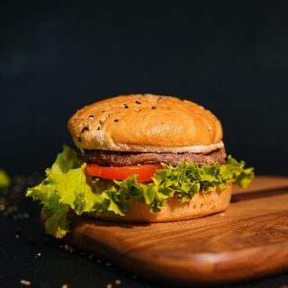 Бургер с говяжьей котлетой (280г)