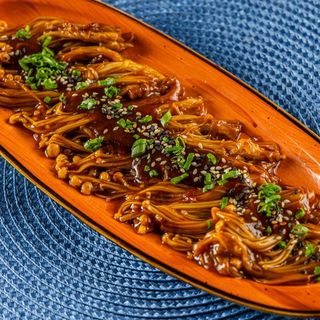 Грибы эноки с соусом кочудян (150г)