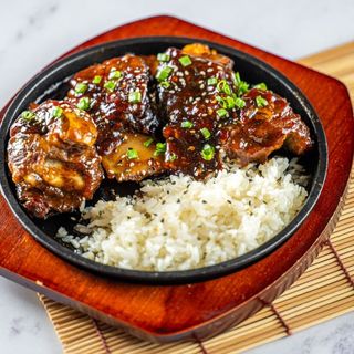 Томленные говяжьи ребра с рисом (400 г)