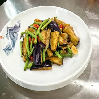 Prženi patlidžan i boranijia，茄子炒豆角