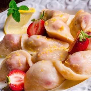 Pierogi z truskawkami na słodko