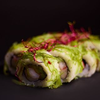 Rolka z sałatką wakame