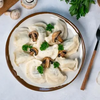 Pierogi z grzybami i serem Holenderskim mrożone 1 szt