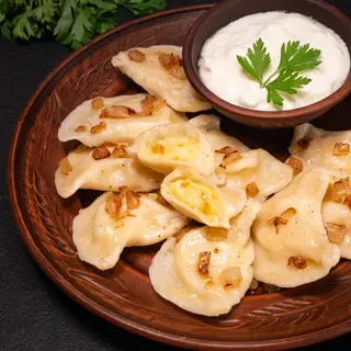 Pierogi z ziemniakami i ze skwarkami mrożone 1 szt