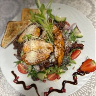 Sałatka Z Kurczakiem I Parmezanem