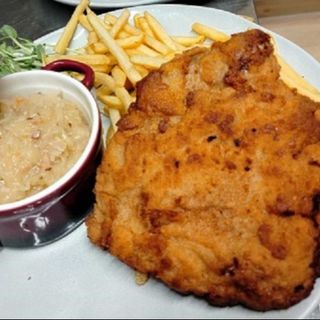 Kotlet schabowy panierowany z kością