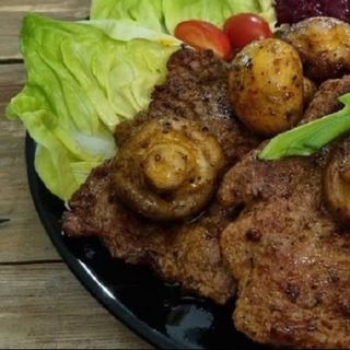 Karkówka grillowana z pieczarkami