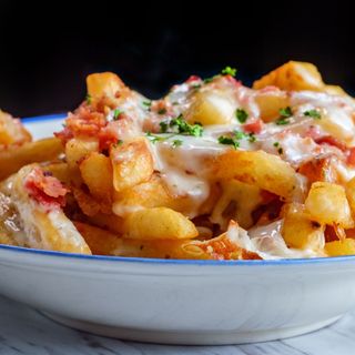 Frytki z bekonem i sosem